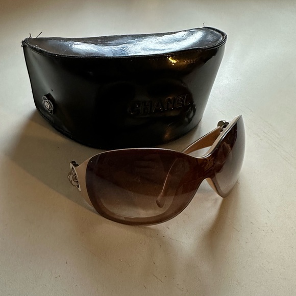 CHANEL Camellia sunglasses and case - Picture 2 of 16